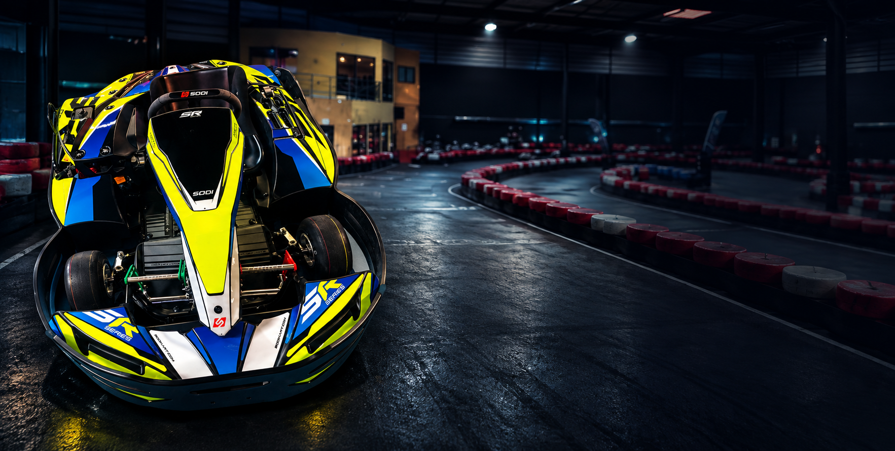 Kart SODI bleu et jaune sur la piste intérieure de GO KART 90