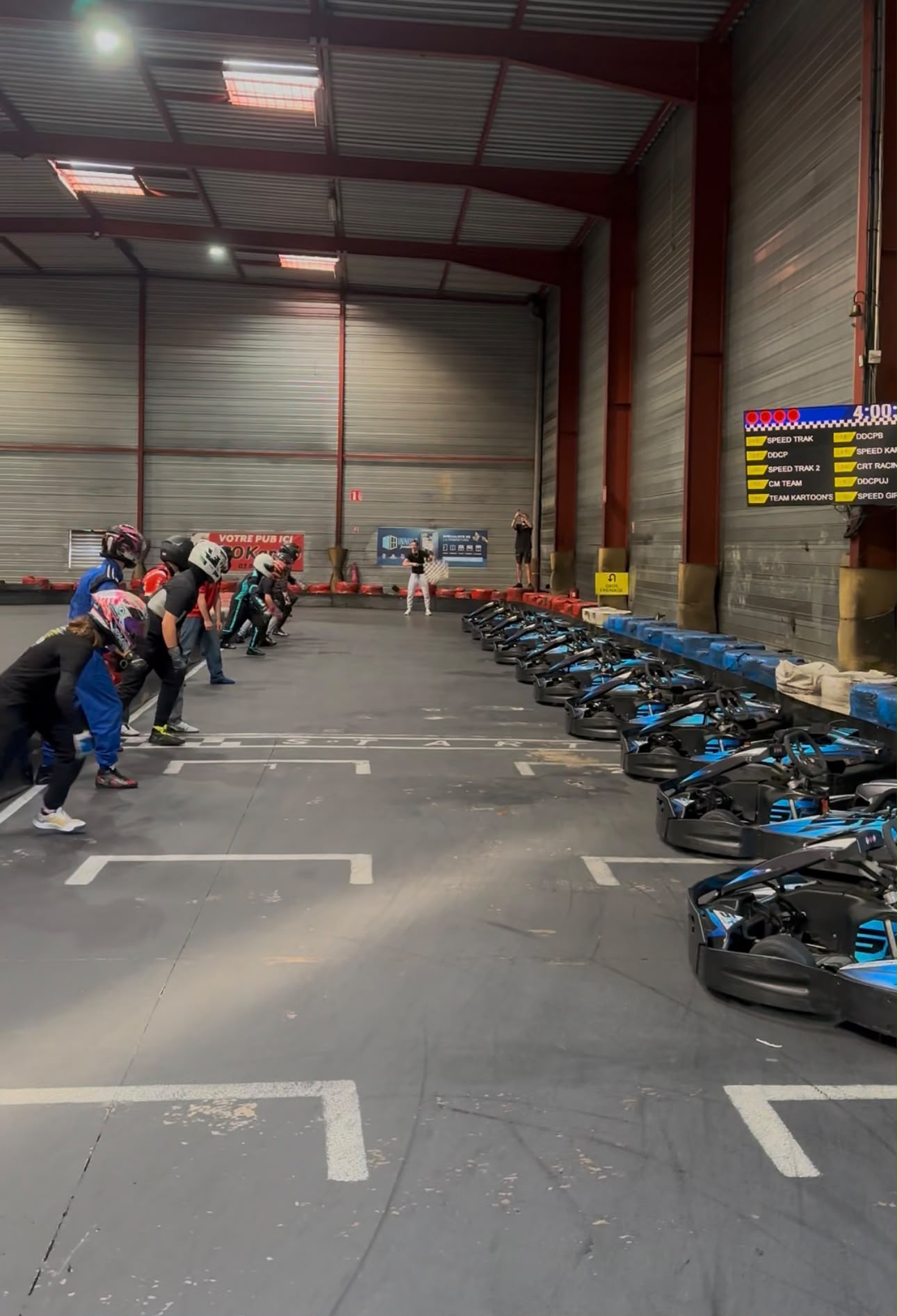 Les pilotes prêts pour une course en équipe chez GO KART 90